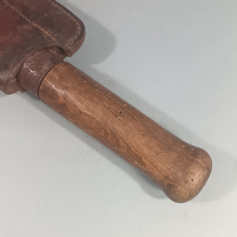 OUTIL MILITAIRE SERPE INDIVIDUELLE EQUIPEMENT DE SOLDAT GUERRE 1914 1918 OU 1939 145 CUIR DATE 1917 ET SERPE 1922