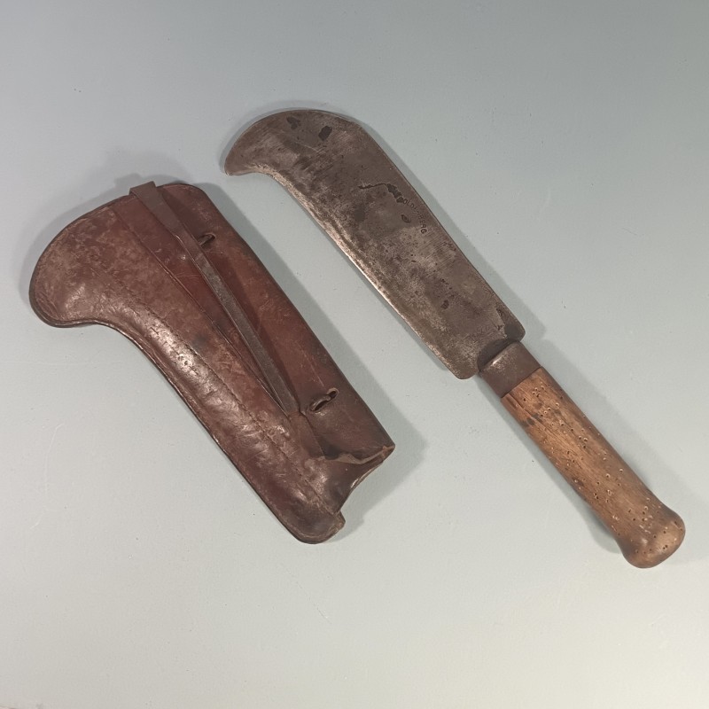 OUTIL MILITAIRE SERPE INDIVIDUELLE EQUIPEMENT DE SOLDAT GUERRE 1914 1918 OU 1939 145 CUIR DATE 1917 ET SERPE 1922