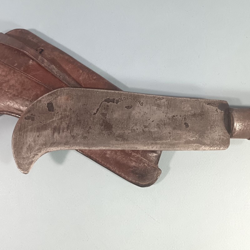 OUTIL MILITAIRE SERPE INDIVIDUELLE EQUIPEMENT DE SOLDAT GUERRE 1914 1918 OU 1939 145 CUIR DATE 1917 ET SERPE 1922