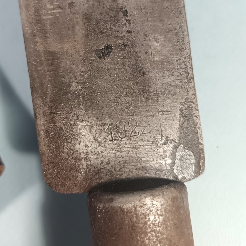 OUTIL MILITAIRE SERPE INDIVIDUELLE EQUIPEMENT DE SOLDAT GUERRE 1914 1918 OU 1939 145 CUIR DATE 1917 ET SERPE 1922