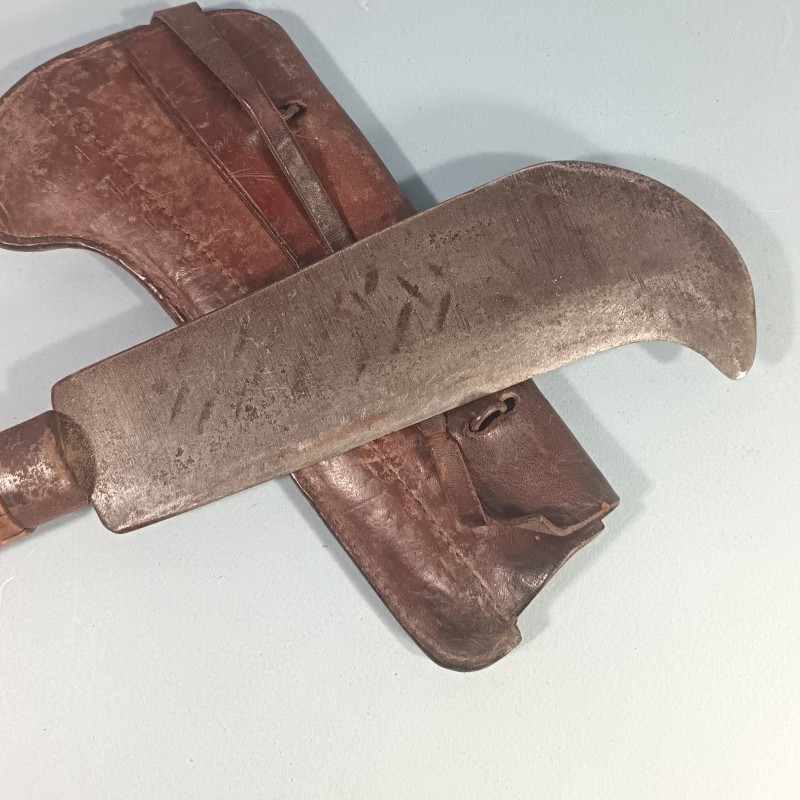 OUTIL MILITAIRE SERPE INDIVIDUELLE EQUIPEMENT DE SOLDAT GUERRE 1914 1918 OU 1939 145 CUIR DATE 1917 ET SERPE 1922