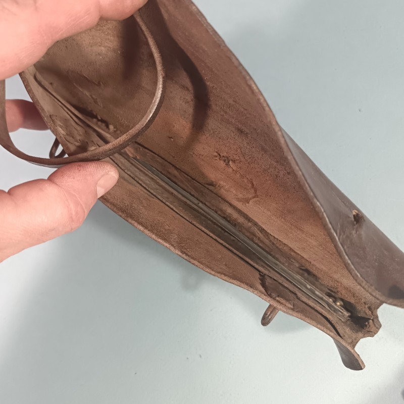 OUTIL MILITAIRE SERPE INDIVIDUELLE EQUIPEMENT DE SOLDAT GUERRE 1914 1918 OU 1939 145 CUIR DATE 1917 ET SERPE 1922