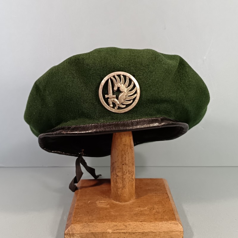 BERET VERT LEGION ETRANGERE MODELE 1957 FABRICANT F.T.A. SIMON PARACHUTISTES TAP TAILLE 56 INSIGNE FABRICATION DRAGO PARIS
