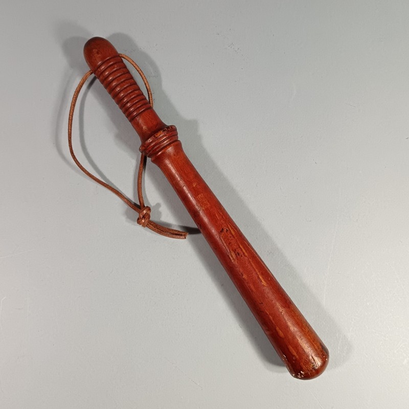 MATRAQUE OU BATON DE POLICE ET MP MILITARY POLICE FABRICATION ANCIENNE EN BOIS LONGUEUR 38 cm