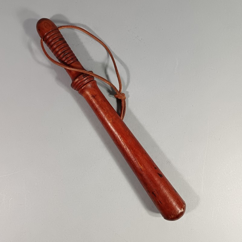 MATRAQUE OU BATON DE POLICE ET MP MILITARY POLICE FABRICATION ANCIENNE EN BOIS LONGUEUR 38 cm