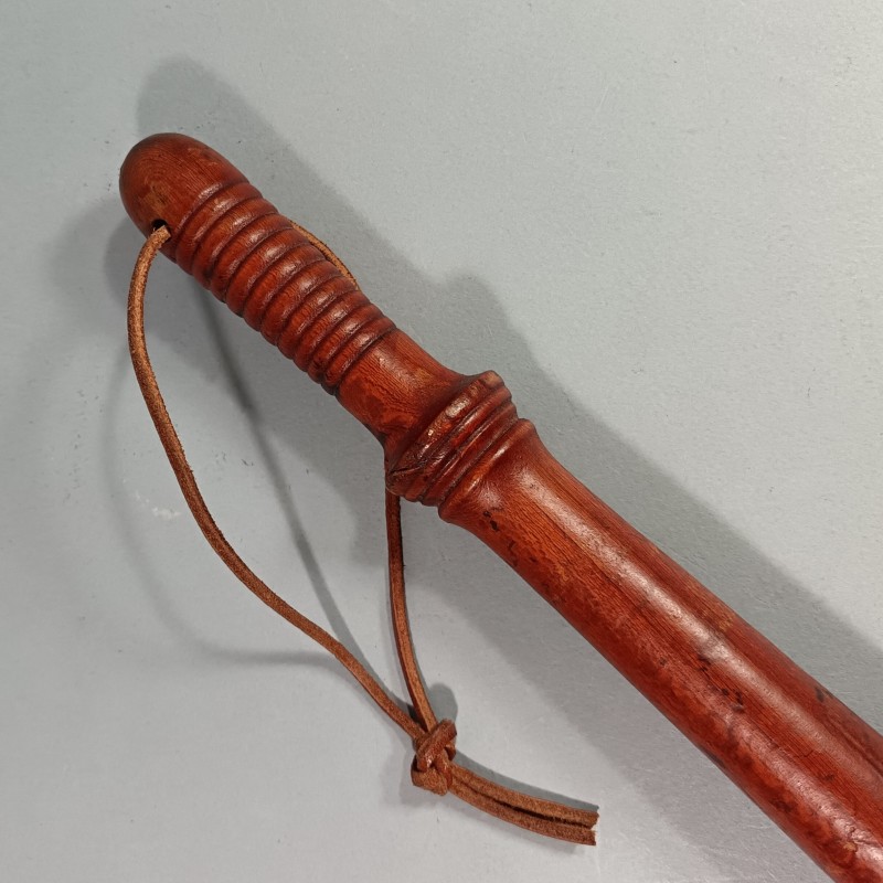 MATRAQUE OU BATON DE POLICE ET MP MILITARY POLICE FABRICATION ANCIENNE EN BOIS LONGUEUR 38 cm
