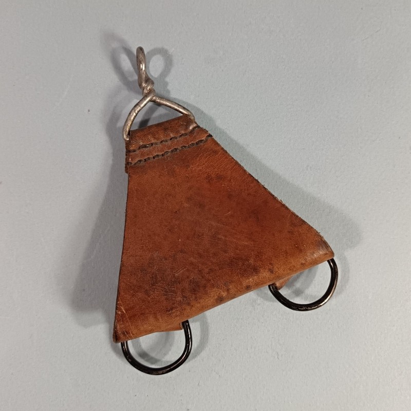 PASSANT ARRIERE DE SUSPENSION TRIANGLE MODELE 1935 POUR ENSEMBLE DE CEINTURON CARTOUCHIERE ET BRELAGE