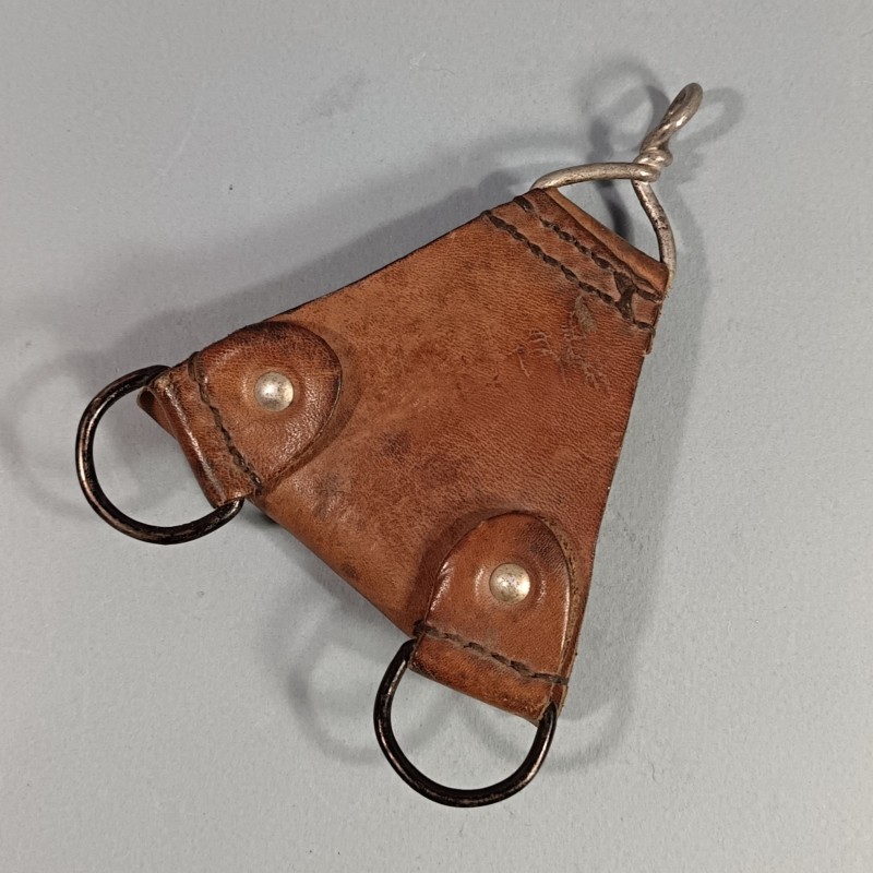 PASSANT ARRIERE DE SUSPENSION TRIANGLE MODELE 1935 POUR ENSEMBLE DE CEINTURON CARTOUCHIERE ET BRELAGE