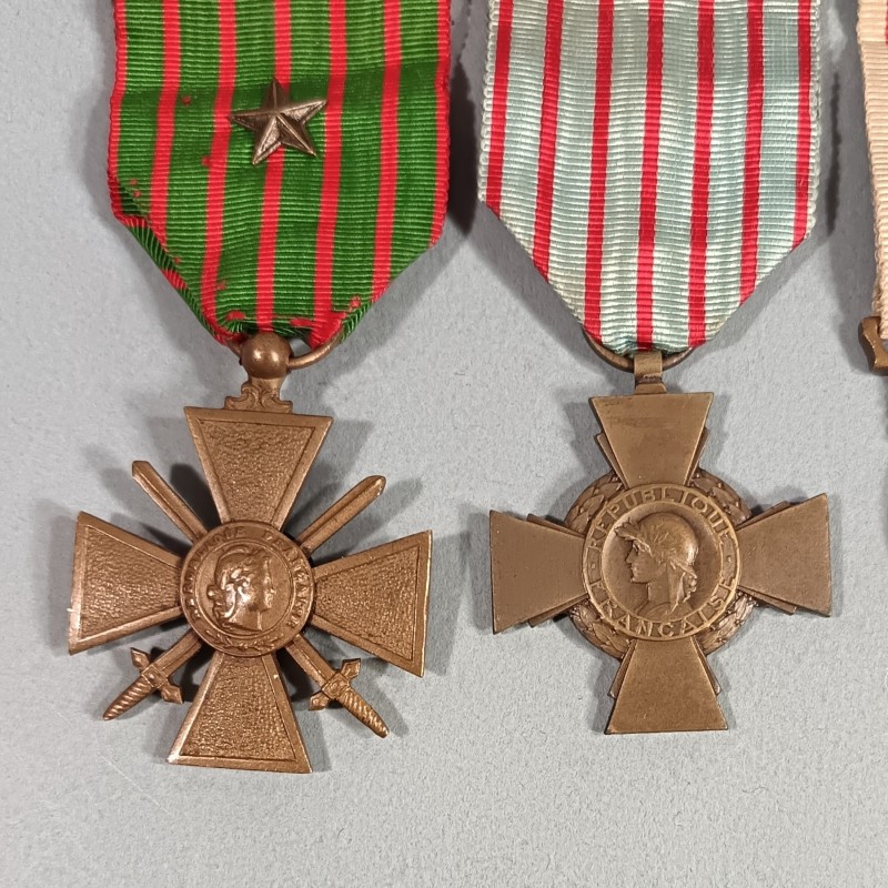 3 MEDAILLES SUR UNE BARRETTE A BOULES CROIX DE GUERRE 1914 1918 CROIX COMBATTANT ET GRANDE GUERRE