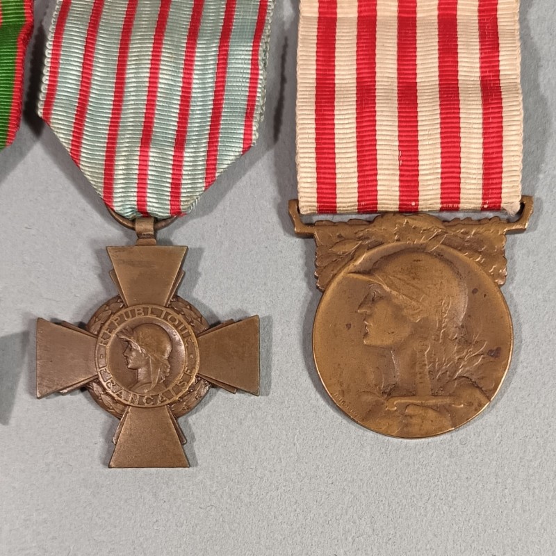 3 MEDAILLES SUR UNE BARRETTE A BOULES CROIX DE GUERRE 1914 1918 CROIX COMBATTANT ET GRANDE GUERRE