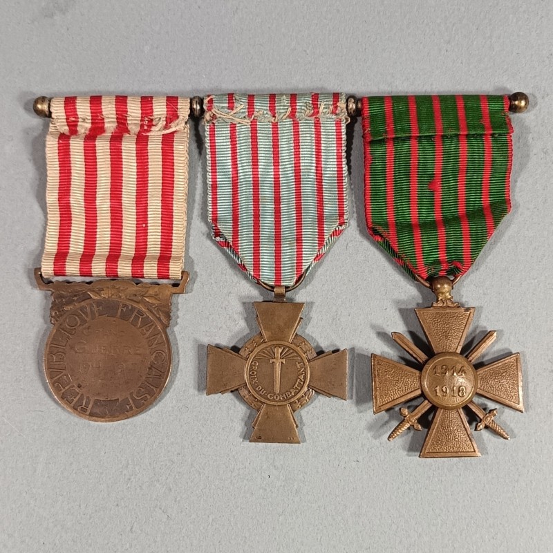 3 MEDAILLES SUR UNE BARRETTE A BOULES CROIX DE GUERRE 1914 1918 CROIX COMBATTANT ET GRANDE GUERRE