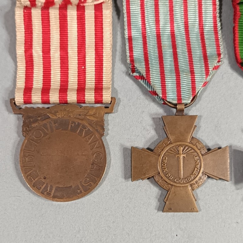 3 MEDAILLES SUR UNE BARRETTE A BOULES CROIX DE GUERRE 1914 1918 CROIX COMBATTANT ET GRANDE GUERRE