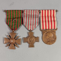 3 MEDAILLES SUR UNE BARRETTE A BOULES CROIX DE GUERRE 1914 1918 CROIX COMBATTANT ET GRANDE GUERRE