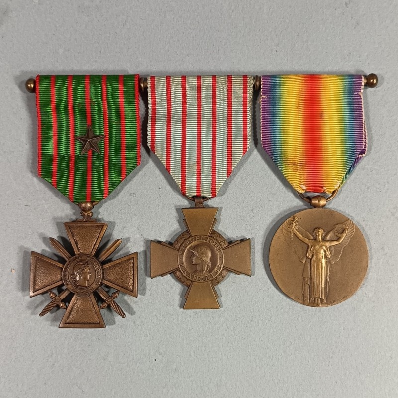 3 MEDAILLES SUR UNE BARRETTE A BOULES CROIX DE GUERRE 1914 1918 CROIX COMBATTANT ET INTERALLIE