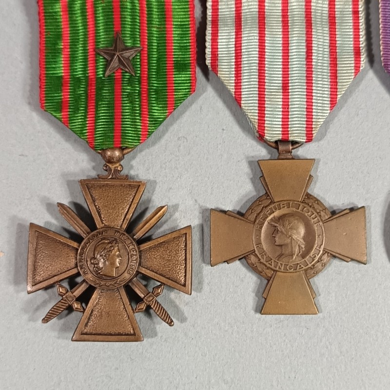 3 MEDAILLES SUR UNE BARRETTE A BOULES CROIX DE GUERRE 1914 1918 CROIX COMBATTANT ET INTERALLIE