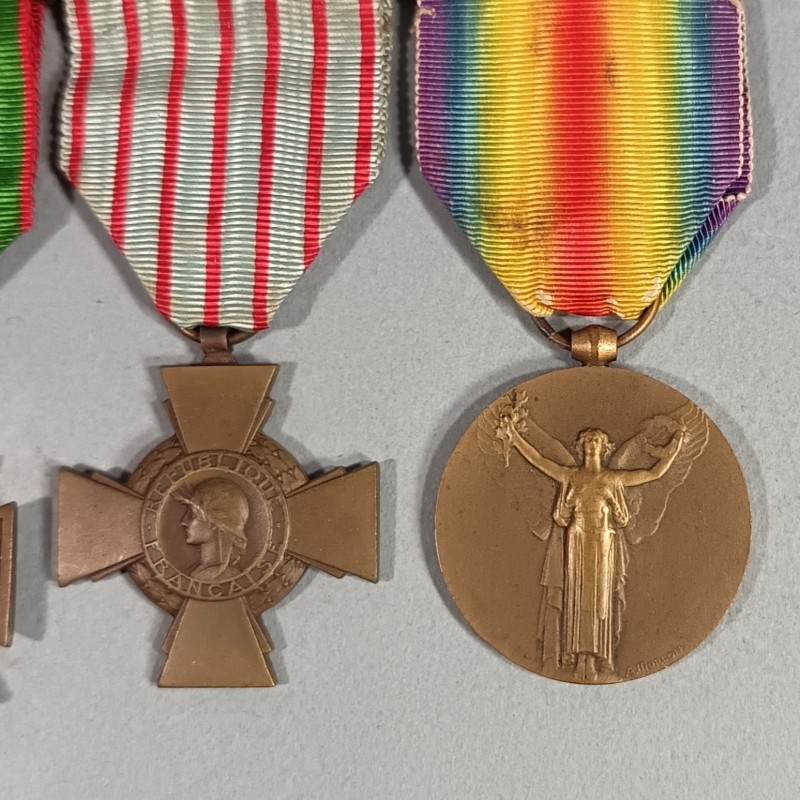 3 MEDAILLES SUR UNE BARRETTE A BOULES CROIX DE GUERRE 1914 1918 CROIX COMBATTANT ET INTERALLIE