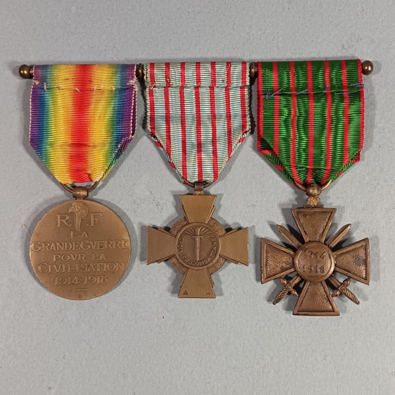 3 MEDAILLES SUR UNE BARRETTE A BOULES CROIX DE GUERRE 1914 1918 CROIX COMBATTANT ET INTERALLIE