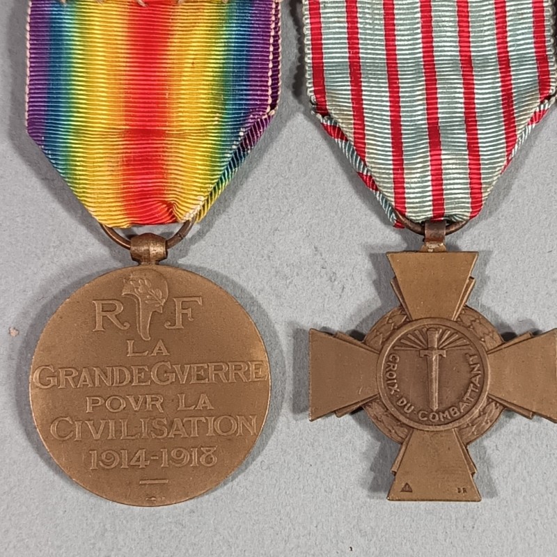3 MEDAILLES SUR UNE BARRETTE A BOULES CROIX DE GUERRE 1914 1918 CROIX COMBATTANT ET INTERALLIE