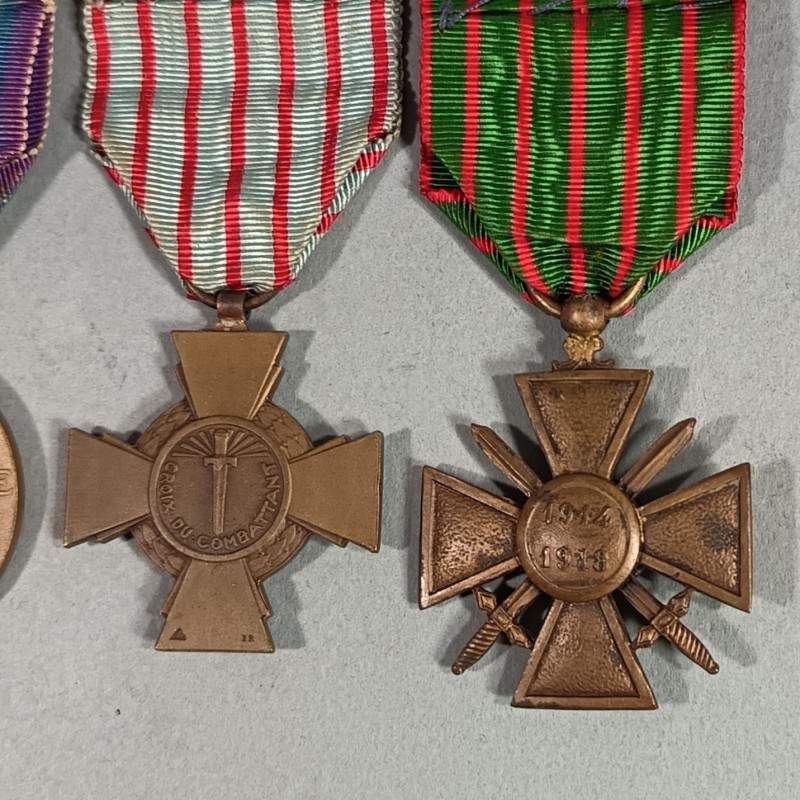 3 MEDAILLES SUR UNE BARRETTE A BOULES CROIX DE GUERRE 1914 1918 CROIX COMBATTANT ET INTERALLIE