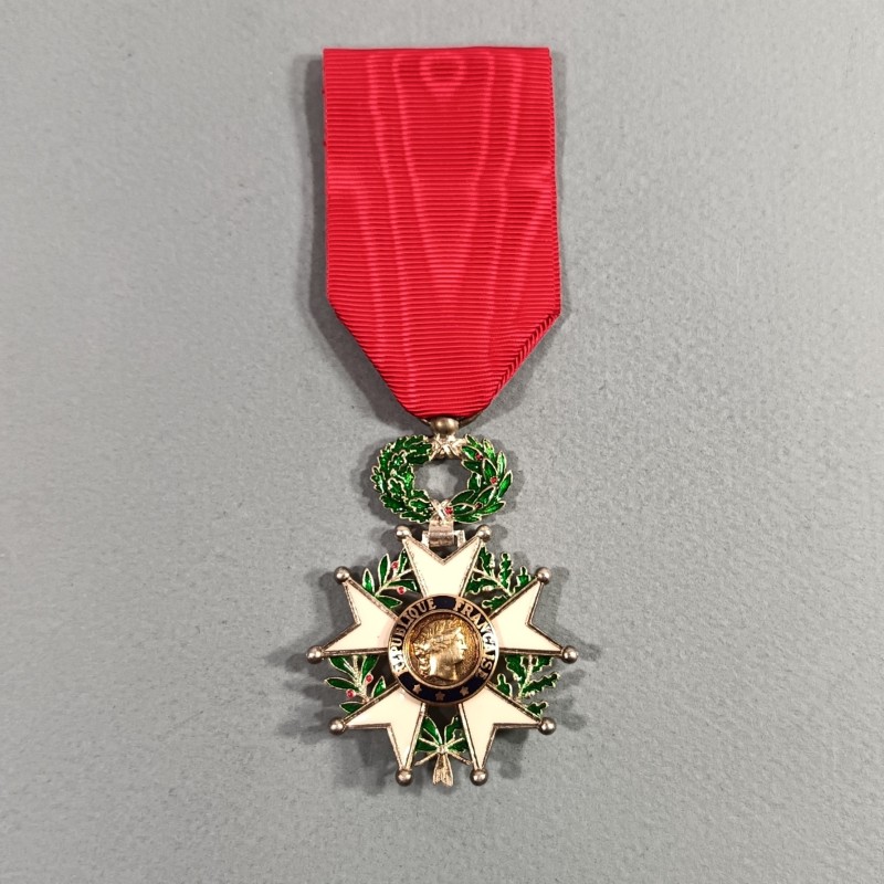 FRANCE MEDAILLE CROIX DE CHEVALIER DE L'ORDRE DE LA LEGION D'HONNEUR 5 ème REPUBLIQUE MODELE EN ARGENT A FILETS