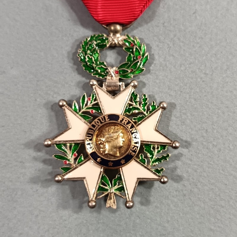 FRANCE MEDAILLE CROIX DE CHEVALIER DE L'ORDRE DE LA LEGION D'HONNEUR 5 ème REPUBLIQUE MODELE EN ARGENT A FILETS