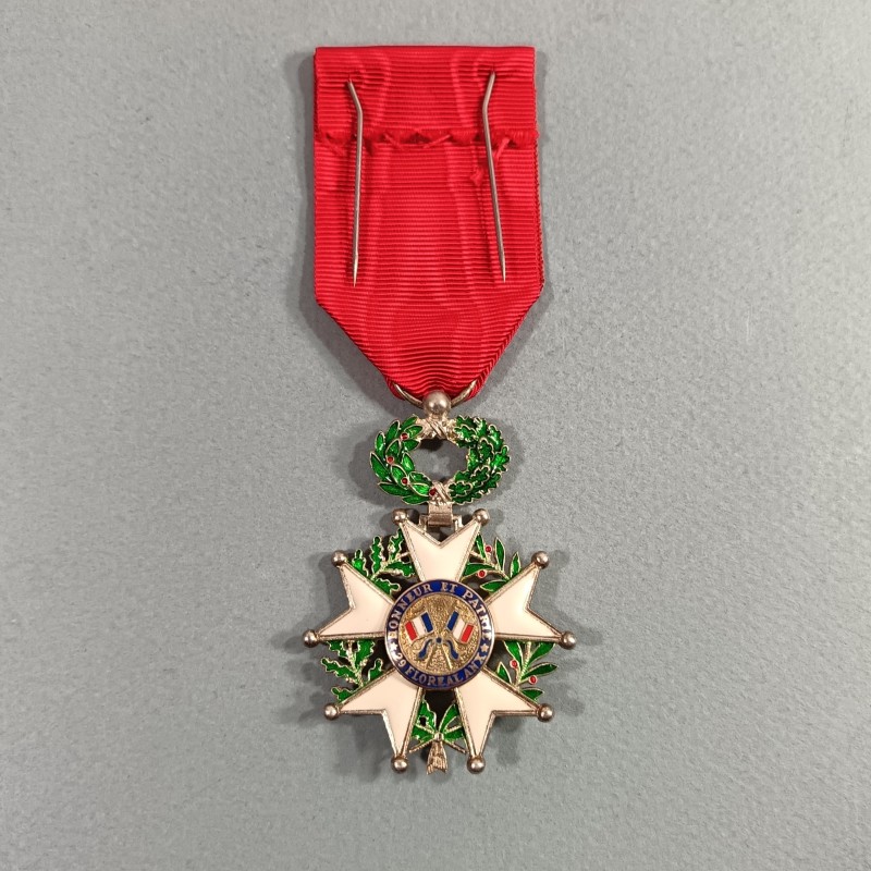 FRANCE MEDAILLE CROIX DE CHEVALIER DE L'ORDRE DE LA LEGION D'HONNEUR 5 ème REPUBLIQUE MODELE EN ARGENT A FILETS