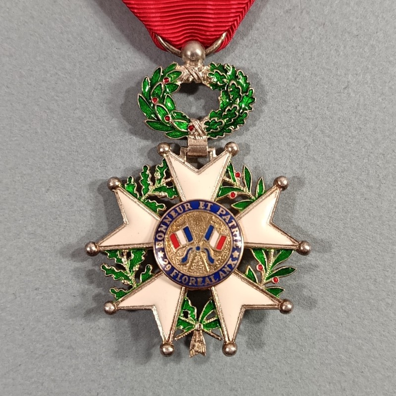 FRANCE MEDAILLE CROIX DE CHEVALIER DE L'ORDRE DE LA LEGION D'HONNEUR 5 ème REPUBLIQUE MODELE EN ARGENT A FILETS
