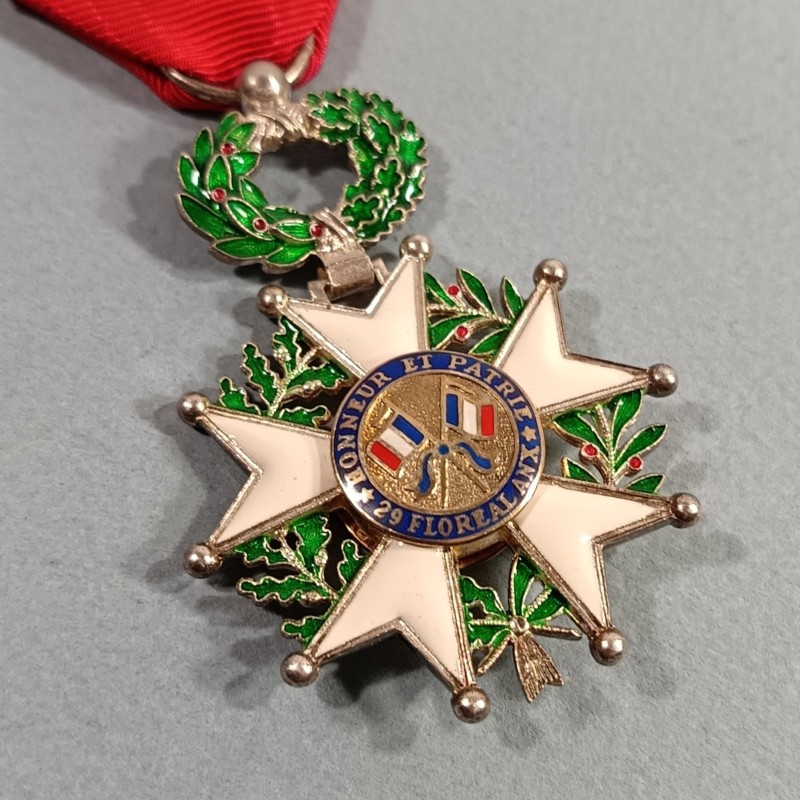 FRANCE MEDAILLE CROIX DE CHEVALIER DE L'ORDRE DE LA LEGION D'HONNEUR 5 ème REPUBLIQUE MODELE EN ARGENT A FILETS