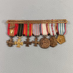 FRANCE BARRETTE DE 7 REDUCTIONS DES MEDAILLES MILITAIRES D'UN ANCIEN DE LA SECONDE GUERRE RESISTANT EVADE