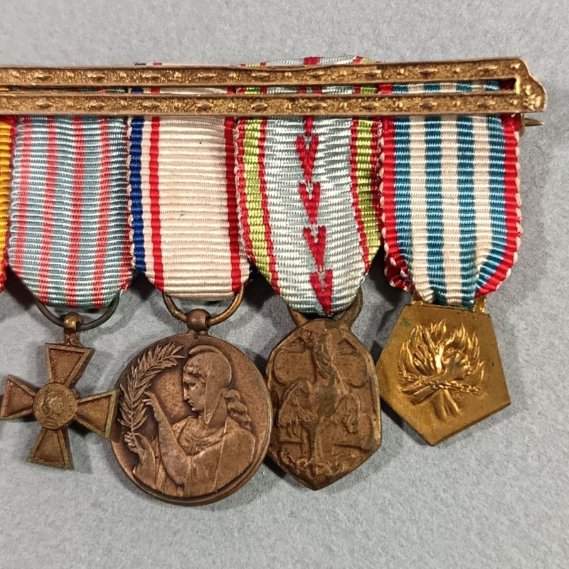 FRANCE BARRETTE DE 7 REDUCTIONS DES MEDAILLES MILITAIRES D'UN ANCIEN DE LA SECONDE GUERRE RESISTANT EVADE