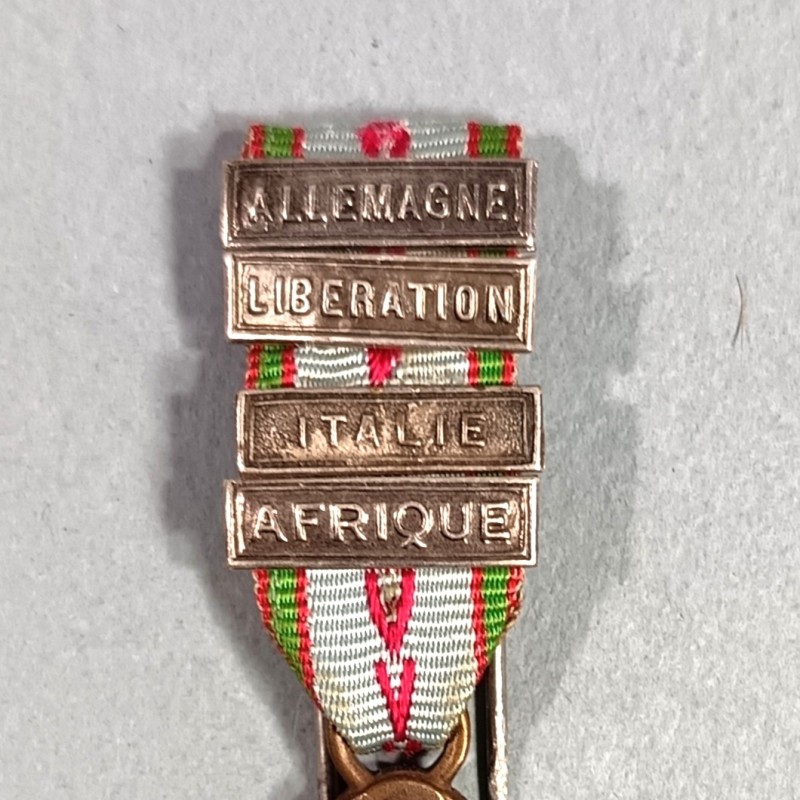 FRANCE REDUCTION DE LA MEDAILLE COMMEMORATIVE DE LA GUERRE 1939 1945 AVEC 4 BARRETTES ARMEE DE LIBERATION