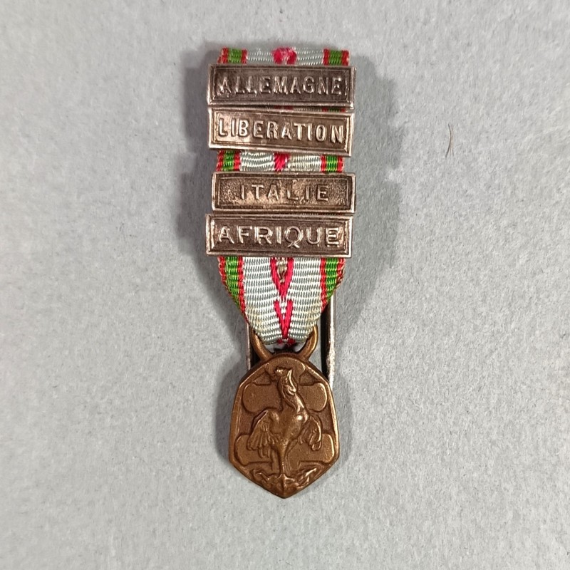 FRANCE REDUCTION DE LA MEDAILLE COMMEMORATIVE DE LA GUERRE 1939 1945 AVEC 4 BARRETTES ARMEE DE LIBERATION