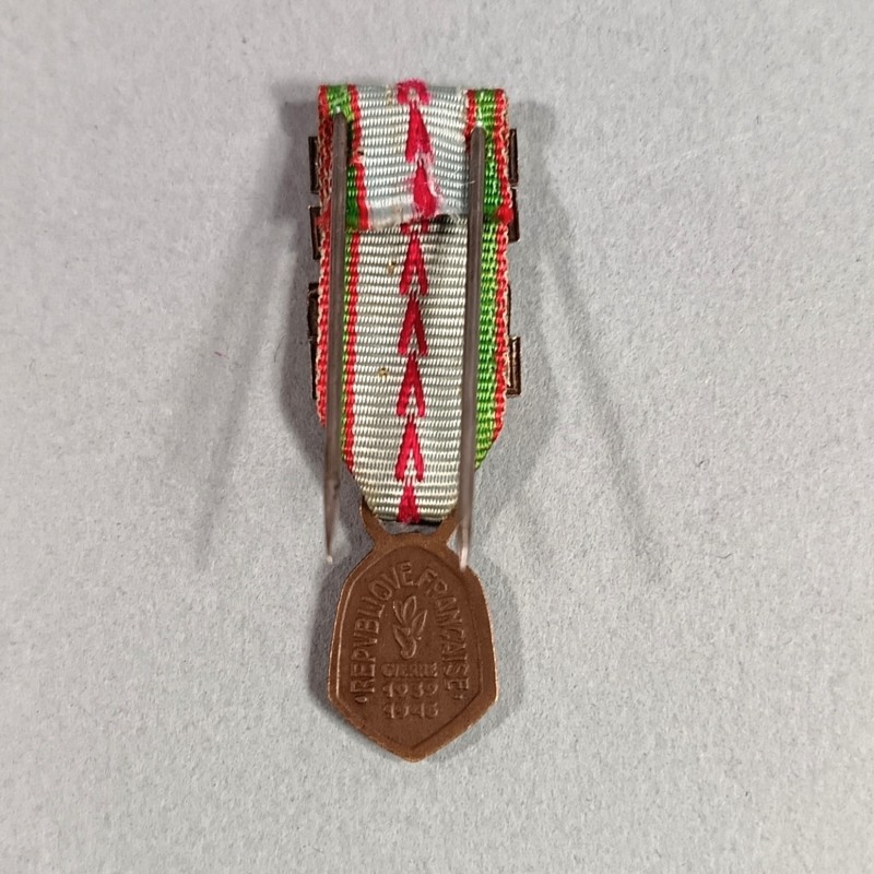 FRANCE REDUCTION DE LA MEDAILLE COMMEMORATIVE DE LA GUERRE 1939 1945 AVEC 4 BARRETTES ARMEE DE LIBERATION