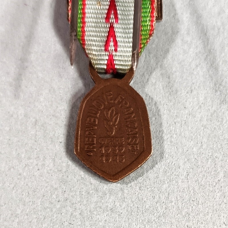 FRANCE REDUCTION DE LA MEDAILLE COMMEMORATIVE DE LA GUERRE 1939 1945 AVEC 4 BARRETTES ARMEE DE LIBERATION