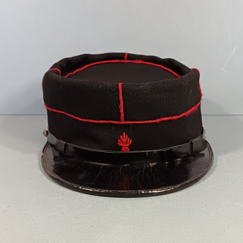 KEPI DE SAPEURS-POMPIERS MODELE 1884 DE SORTI AVEC LOGEMENT POUR LE POMPON OU PLUMET TAILLE 57