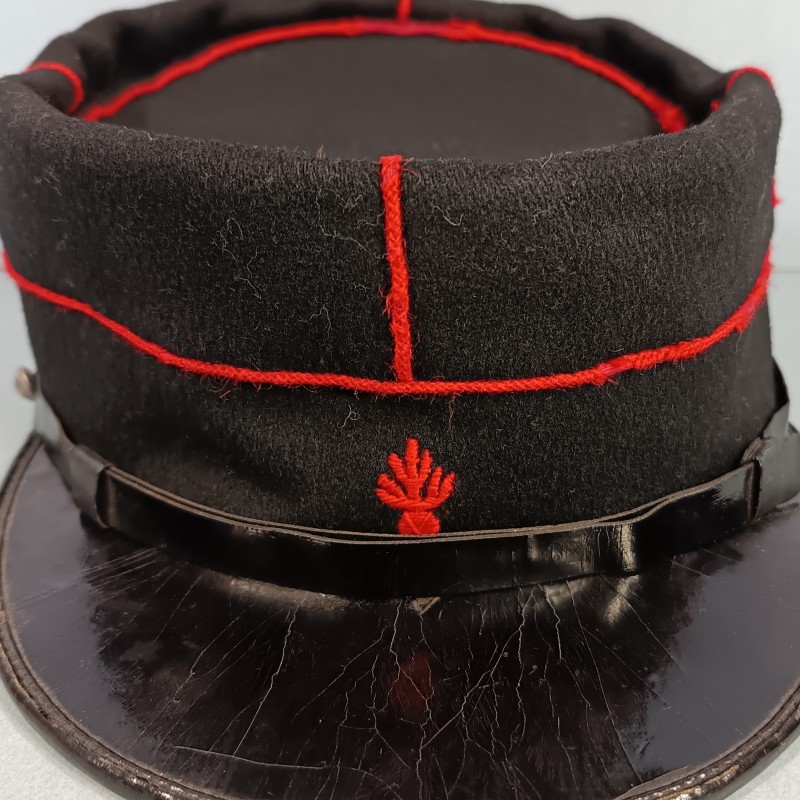 KEPI DE SAPEURS-POMPIERS MODELE 1884 DE SORTI AVEC LOGEMENT POUR LE POMPON OU PLUMET TAILLE 57