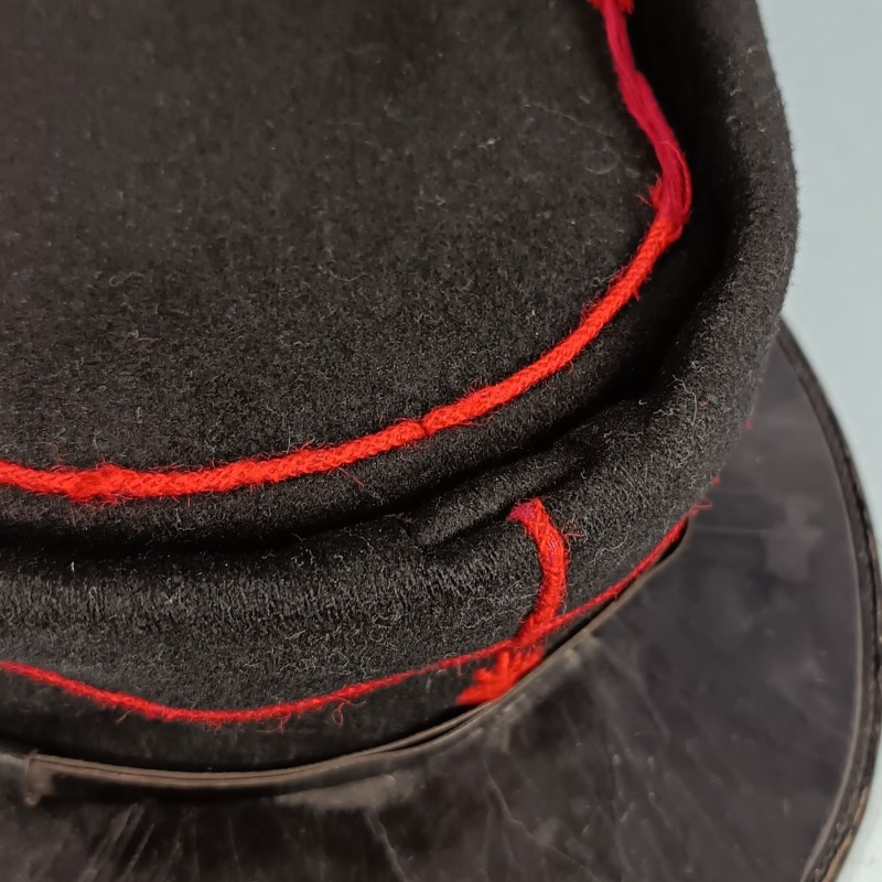 KEPI DE SAPEURS-POMPIERS MODELE 1884 DE SORTI AVEC LOGEMENT POUR LE POMPON OU PLUMET TAILLE 57