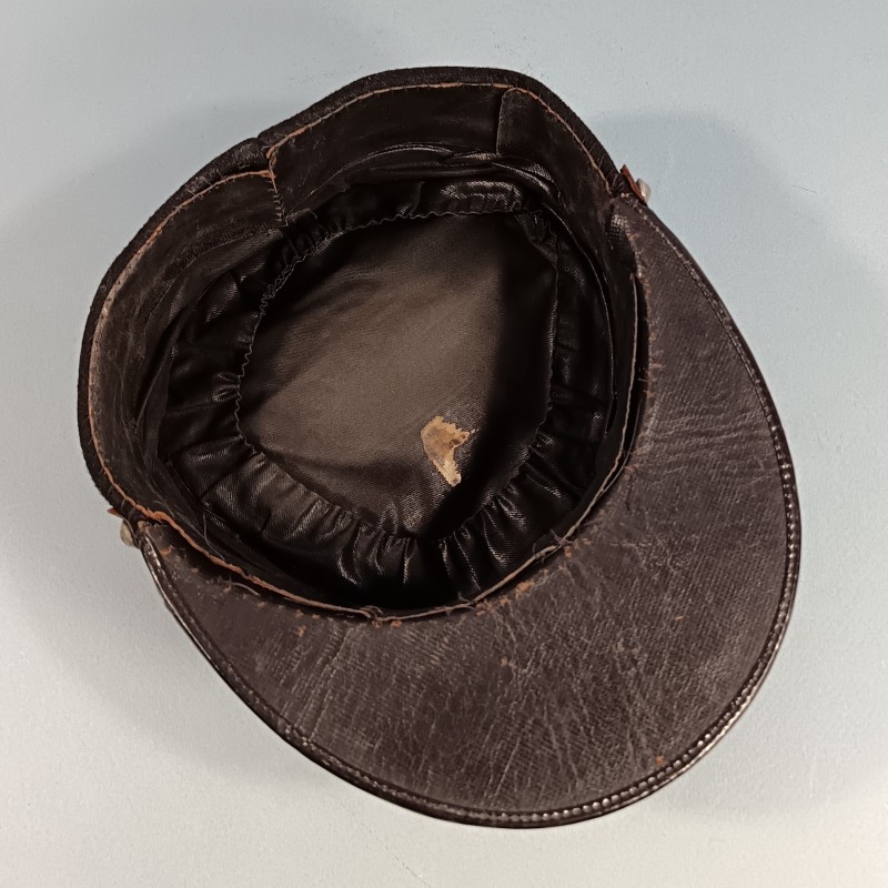 KEPI DE SAPEURS-POMPIERS MODELE 1884 DE SORTI AVEC LOGEMENT POUR LE POMPON OU PLUMET TAILLE 57