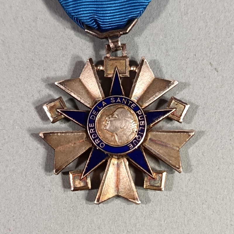 MEDAILLE DE CHEVALIER DE L'ORDRE NATIONAL DE LA SANTE PUBLIQUE FABRICATION EN ARGENT