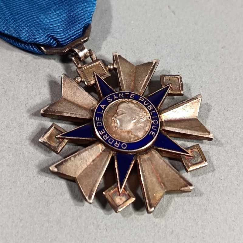 MEDAILLE DE CHEVALIER DE L'ORDRE NATIONAL DE LA SANTE PUBLIQUE FABRICATION EN ARGENT
