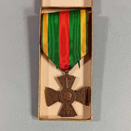 FRANCE MEDAILLE OU CROIX DES COMBATTANTS VOLONTAIRES DE LA GUERRE 1914-1918 EN BOITE