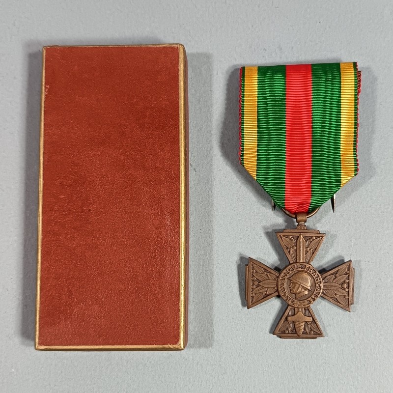 FRANCE MEDAILLE OU CROIX DES COMBATTANTS VOLONTAIRES DE LA GUERRE 1914-1918 EN BOITE