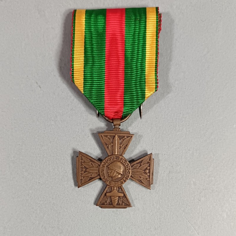 FRANCE MEDAILLE OU CROIX DES COMBATTANTS VOLONTAIRES DE LA GUERRE 1914-1918 EN BOITE