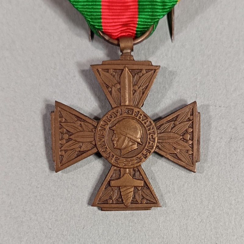 FRANCE MEDAILLE OU CROIX DES COMBATTANTS VOLONTAIRES DE LA GUERRE 1914-1918 EN BOITE