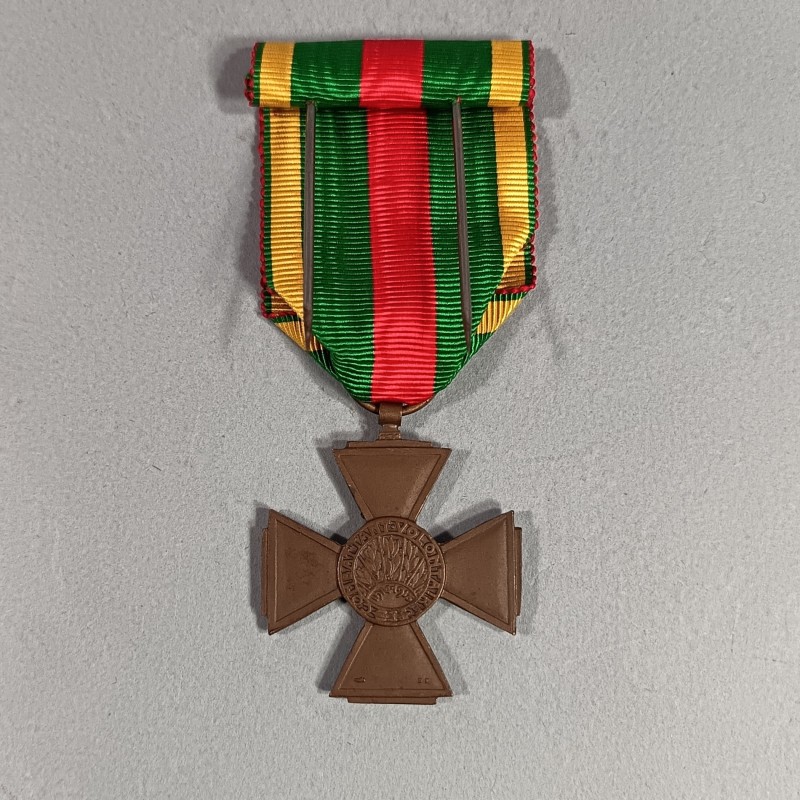 FRANCE MEDAILLE OU CROIX DES COMBATTANTS VOLONTAIRES DE LA GUERRE 1914-1918 EN BOITE