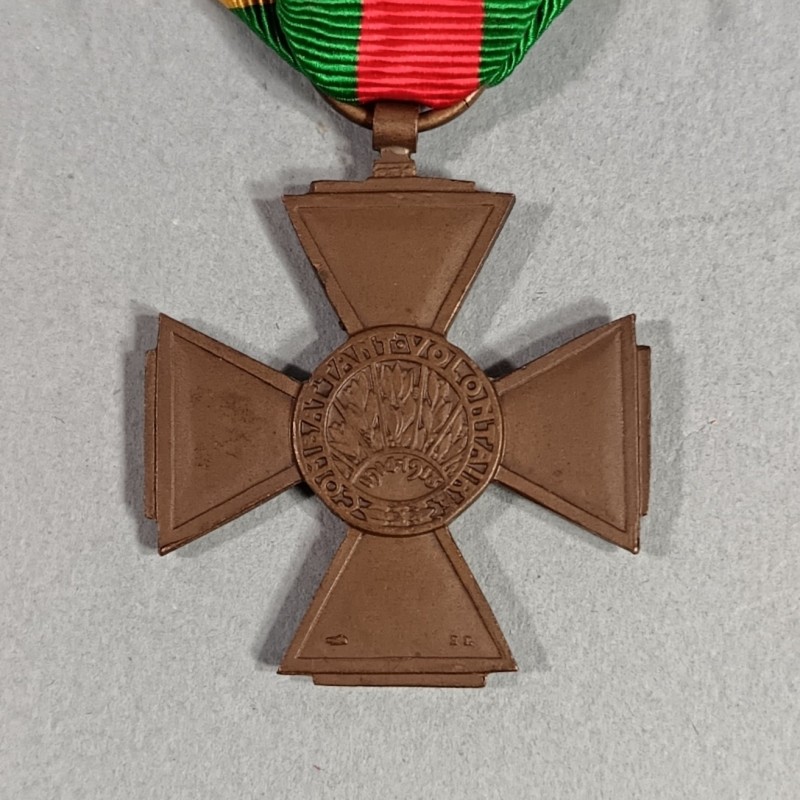 FRANCE MEDAILLE OU CROIX DES COMBATTANTS VOLONTAIRES DE LA GUERRE 1914-1918 EN BOITE