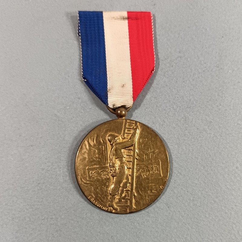 MEDAILLE EN BRONZE DORE DES SAPEURS POMPIERS COURAGE ET DEVOUEMENT GROS MODULE