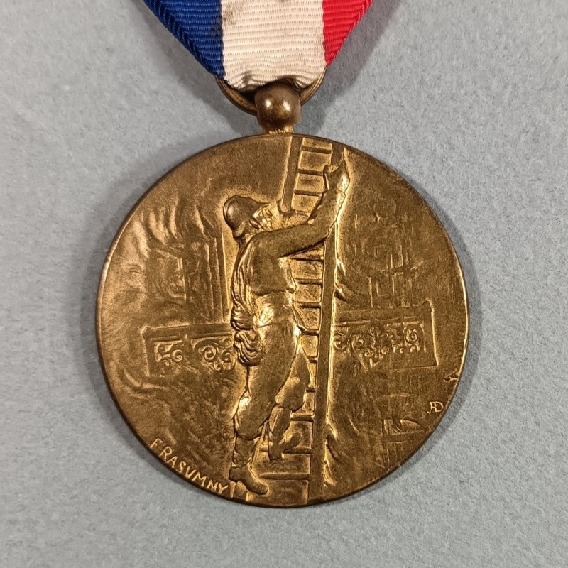 MEDAILLE EN BRONZE DORE DES SAPEURS POMPIERS COURAGE ET DEVOUEMENT GROS MODULE