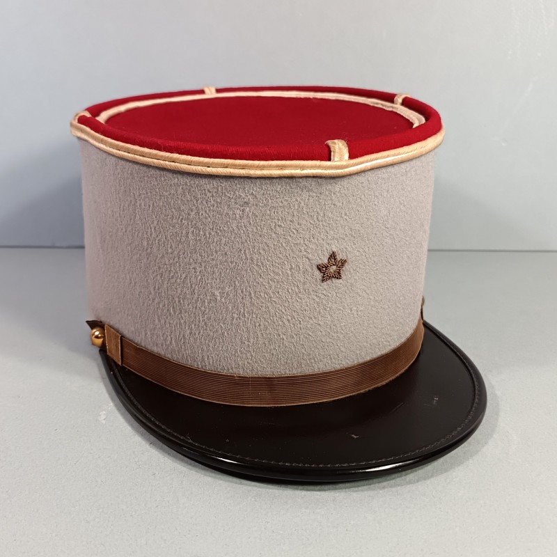 KEPI DE CAVALERIE TROUPE SPAHIS ALGERIENS OU RSA ANNEES 1950 - 1960 TAILLE 55 FABRICATION BARBIER-MERIGARD SAUMUR