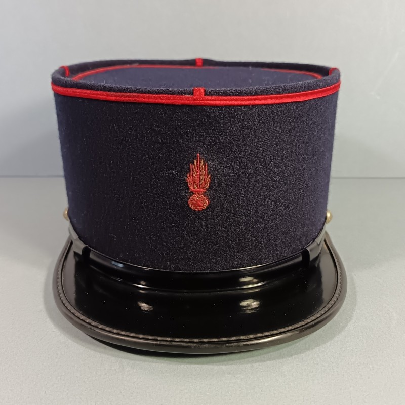 KEPI DE SAPEUR POMPIER FABRICATION ANNEES 1960 TAILLE 55 GRENADE ROUGE ET DOREE